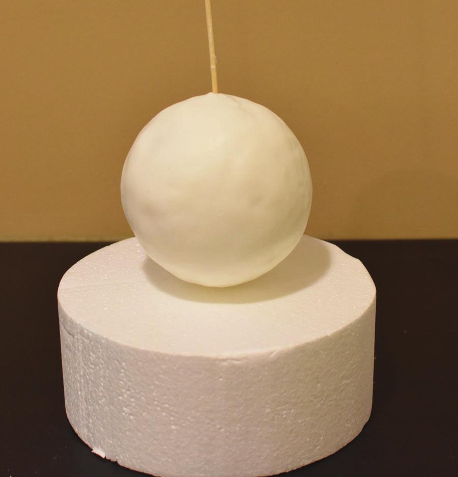 Preparation: 1. Cover your Styrofoam ball with fondant. It does not have to be perfect since the surface will later be covered with decorative buttons and leaves. 2.