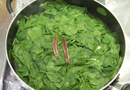 4 4 Put about a quarter cup of water in a large skillet and add the spinach. Cover and cook 1 to 2 minutes.