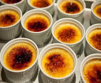 DESSERTS CRÈME BRULE A classic French rich custard base dessert topped with a contrasting layer