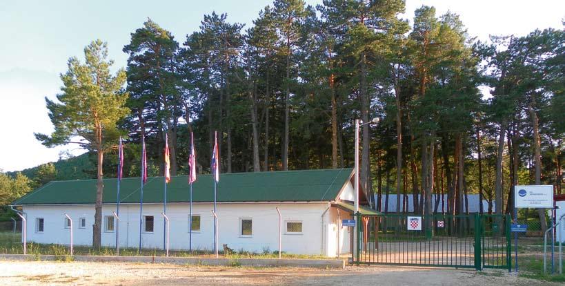 Sjedište & Povijest Hrvatski pogon za zbrinjavanje ubojnih sredstava otvoren je u Lici, nedaleko od Gospi a, u prostoru bivše vojarne u Podoštri. Vojarna je do 1995.