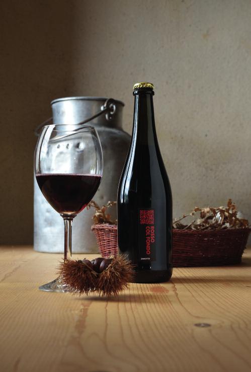 The second fermentation takes place in the bottle where the lees are left to deposit. The bouquet recalls, violets, small red fruit, strawberries and pepper.