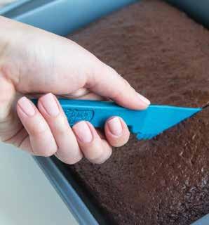 Use safely on non-stick bakeware to avoid scratching or damaging the surface.