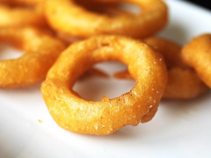 The Food Lab s Onion Rings Foolproof Ingredients 2 large onions, cut into 1 2-inch rounds 2 quarts peanut oil 1 cup all-purpose flour 1 2 cup cornstarch 1 teaspoon baking powder 1 4 teaspoon baking
