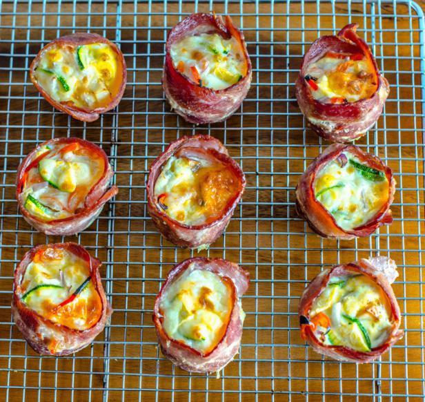 BACON & POTATO BREAKFAST MUFFINS 250g red potato 1) Set oven to 405F. 1/3 cup red bell pepper 2) Chop red potato into pieces. 1/3 cup red onion Add seasonings. Bake for 20 1/2 large zucchini minutes.