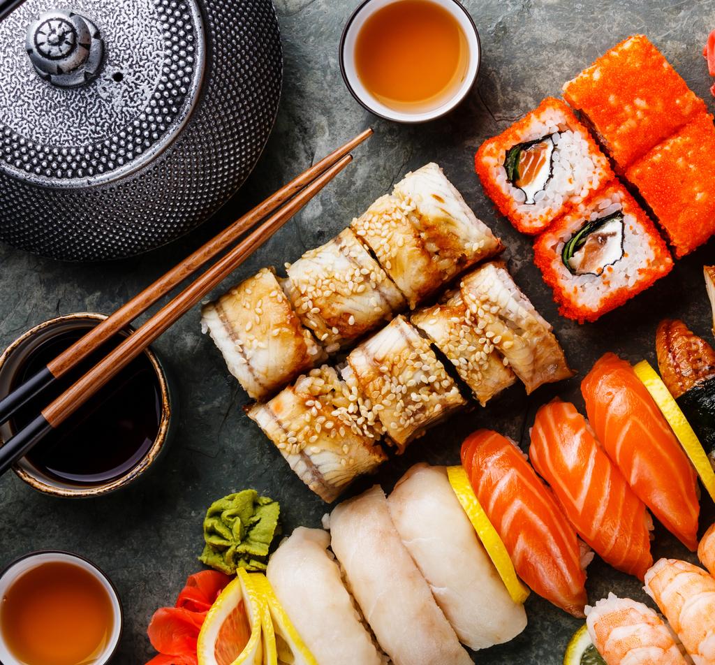 sushi MAKI URUMAKI FUTOMAKI Maki 301 302 303 304 305 Salmon Tuna Avocado & prawns Avocado &