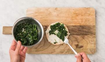 EQUIPMENT A frying pan, a baking sheet, a small bowl, a salad bowl, a sieve and a wok or deep saucepan. Let s start cooking the pita-pizzas with ricotta, spinach and bacon cubes.