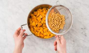 Drain the chickpeas in a colander and rinse with cold water. MAKE THE SOUP Heat the olive oil in a soup pan with a lid and fry the onion and red chilli pepper for 1 minutes at medium-high heat.
