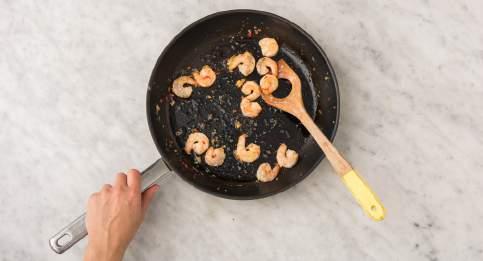 A GOOD START EQUIPMENT: A pan with a lid, a frying pan, a fine grater and a wok or deep saucepan with a lid. Let s start cooking the quick curry with shrimp.