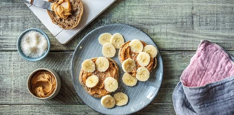 BREAKFAST 2-2x BREAKFAST 3- MULTI-GRAIN RUSKS With peanut butter, banana and coconut WHOLE-FAT QUARK WITH KIWI With pear, pecan nuts and chia seeds 2x Transfer the multi-grain rusks to plates 1 and