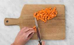 A GOOD START CHOP THE Mince the onion and press or finely chop the garlic. Cut the carrot into small cubes of ½ cm and the leeks into thin rings.