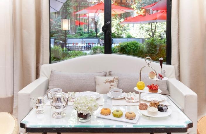 Press Release June 2018 The Hôtel Plaza Athénée presents its new afternoon tea: a journey through the sugar-sweet world of Angelo Musa Angelo Musa, a winner of the World Pastry Cup and the Best