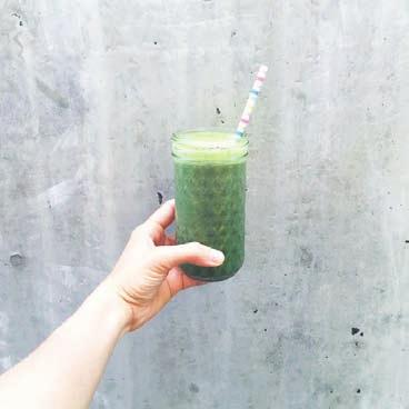 green smoothie green sipper smoothie snacks & treats 1 c water 2 tbsp chia seeds or hemp seeds ½ c spinach / kale / power