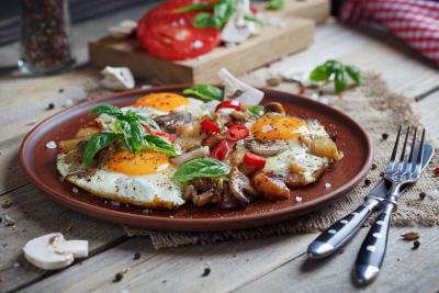 Roasted Veg & Egg Serves: 1 3 Eggs ½ Red Pepper, sliced ½ Aubergine, sliced 1 small Onion, sliced 1 Garlic Clove, crushed 50g Mushrooms, sliced 1 Tomato, sliced 2 tbsp Olive Oil 1.