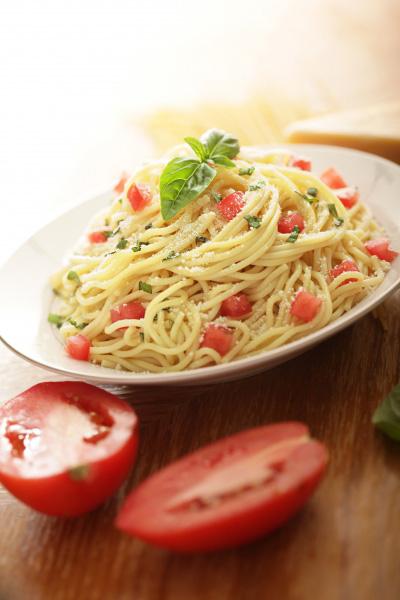 Spaghetti & Marinated Tomatoes Serves: 4 500g Plum Tomatoes 350g dried Spaghetti 115g Parmesan, grated 4 tbsp Garlic-Infused Olive Oil 1. Chop tomatoes removing as many seeds & cores as possible.