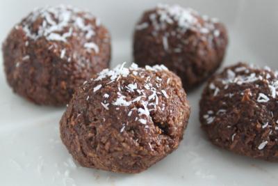 Coconut Balls Snack Serves: 8 100g Almond Flour 50g Almonds 50g Desiccated Coconut, unsweetened 50g 85% Dark Chocolate ½ tsp Vanilla Extract 1 tbsp Maple Syrup 1 Egg 1.