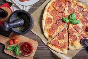 šunka, olivy, artičoky) PIZZA Quatro Stagioni (pomodoro, cheese, mushrooms, ham, olives, artichokes) 4,40 5,90 500 g PIZZA IVICA (syr, oštiepok, saláma, klobása, kukurica,