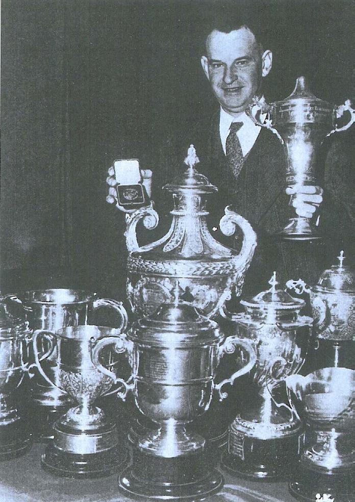 22 eerste pryse verower. 82 Figuur 8: Maurice Crouse met die trofeë en medalje wat hy in 1951 verower het.