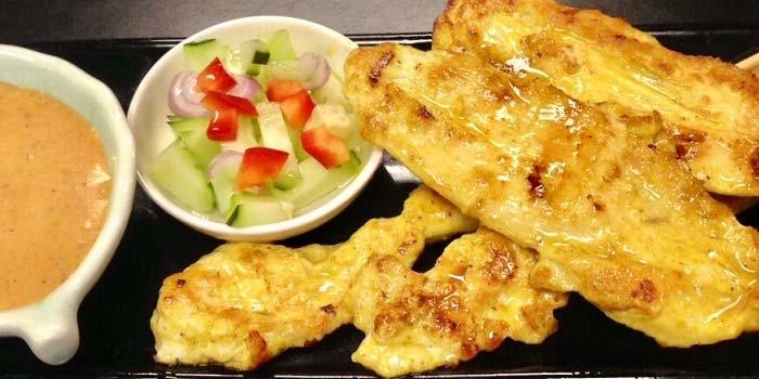 Chicken Satay (4 Skewers) Marinated chicken with yellow curry