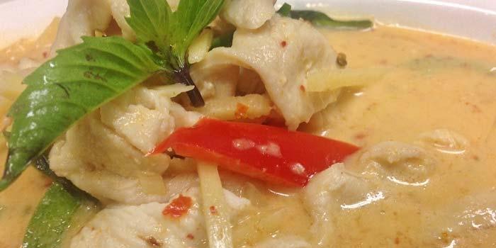 Panang Curry Meat or tofu with spicy Panang curry, coconut