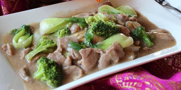 flavorful gravy, broccoli, and meat or tofu 10.