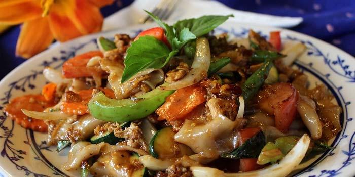 90 Singapore Noodles Stir fried thin rice noodle with