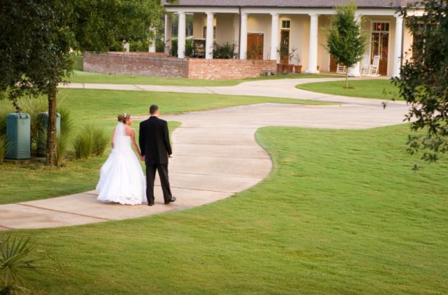 Overlooking the 9th fairway just a short stroll from The Pavilion, The Villas provide the perfect accommodations for wedding guests.