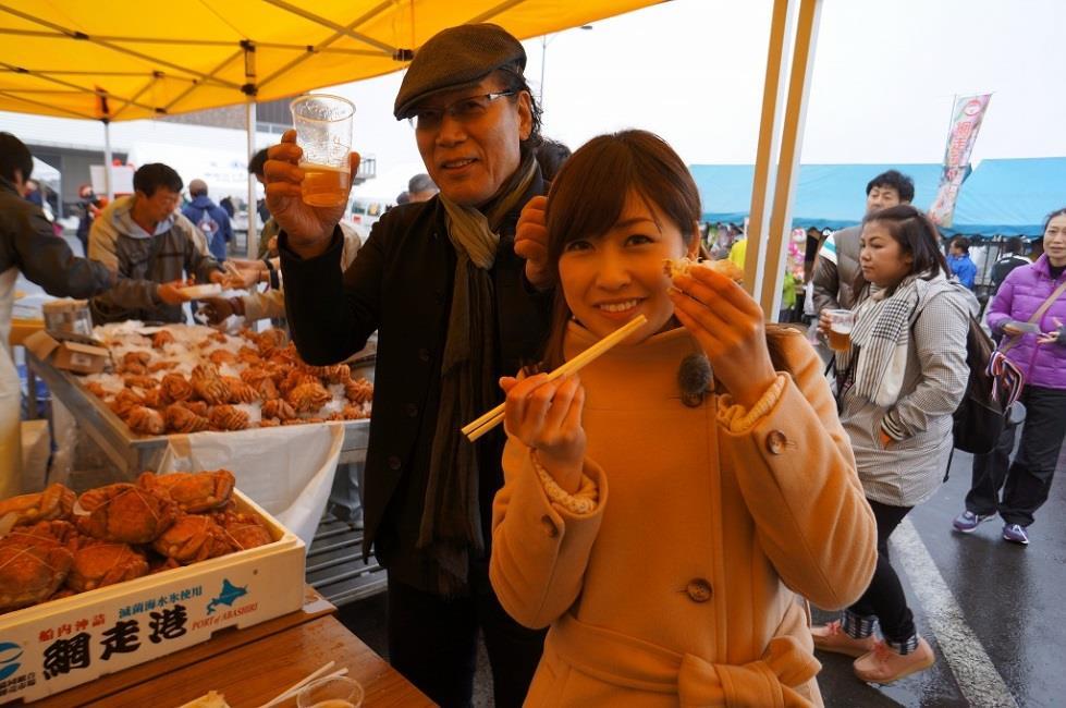 , who is famous poet in Japan, and, HBC announcer, enjoy the seafood. The season is spring.