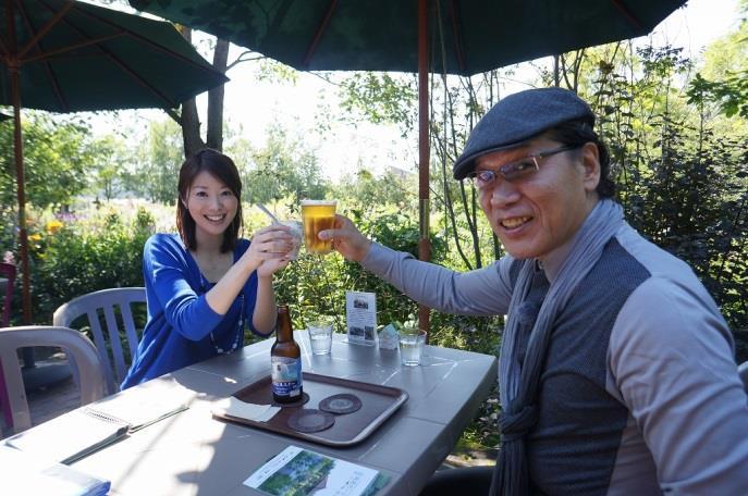 They eat Lamb Barbeque which is cold Genghis Khan in Hokkaido with secret sauce. Furano is also known as product town of good wine. Rui and Kanako make.