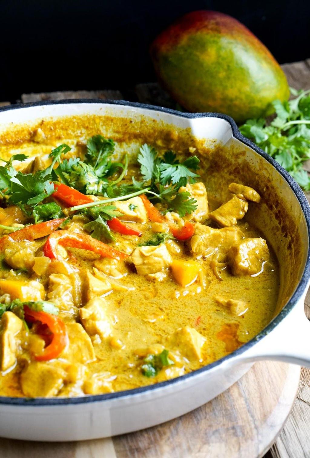MANGO CHICKEN CURRY Yield: 4 servings 1 TBS Butter 1 onion, chopped 1/2 red pepper, sliced 2 tsp ginger 2 garlic cloves, crushed 1 1/2 TBS curry powder (or 2-3 TBS for a spicier curry) 1/2 tsp cumin