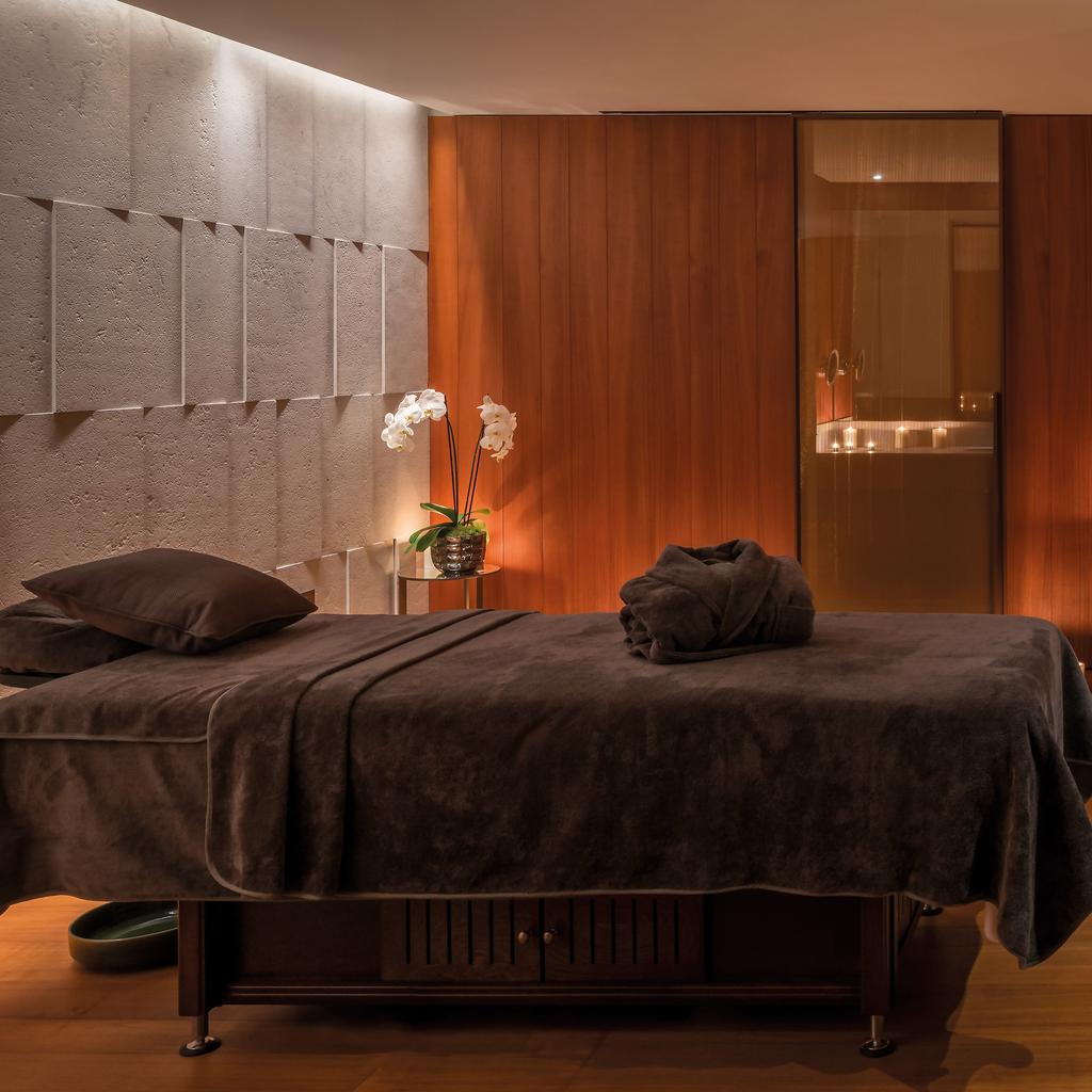 SPA & WELLNESS WINTER WONDERLAND HOLIDAY BLISS SUGAR & SPICE 60 min 90 min 150 min This divine winter escape includes a massage that lifts the spirits and relaxes tired muscles.