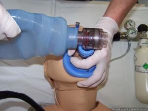 samošireći balon sa spremnikom za kisik, koji ima konektor za spajanje na dodatni izvor kisika (slika 2).
