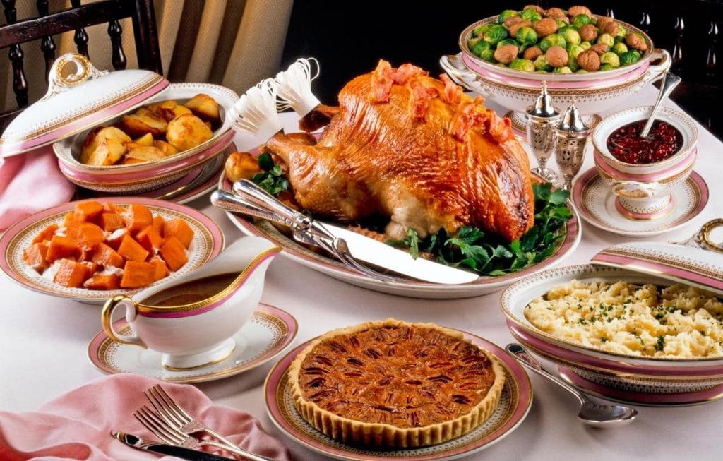 Popular Thanksgiving day meals There are many foods associated with the holiday of Thanksgiving, including turkey and cookies.