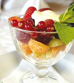 Dezerty / Desserts Ovocný šalát Mix čerstvého ovocia a vanilkový jogurt.