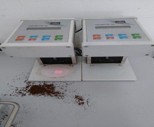 3.2.4. ODREĐIVANJE BOJE MLJEVENE KAVE Boja se određuje na prženoj mljevenoj kavi na uređaju sa senzorskim očitanjem tzv. Collorete.