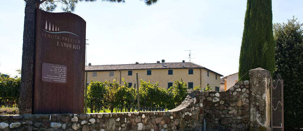 ESTATE The Lamberti winery is the pride of the ancient Tenuta Preela, a vineyard covering 27 hectares in the heart of the Bardolino Classico area, surrounded by the amazing scenery of Lake Garda.