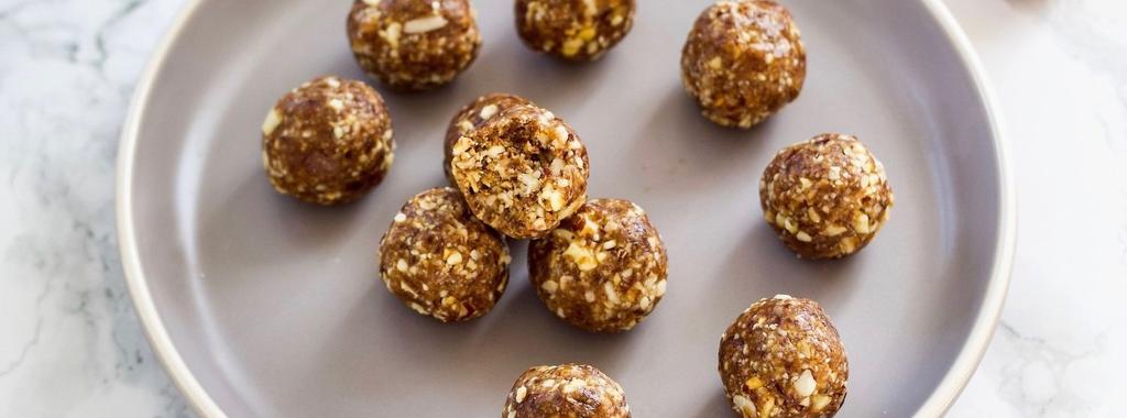 Cinnamon Ginger Energy Balls 7 ingredients 15 minutes 12 servings 1. Add the dates, almonds, cashews, cinnamon, ginger, vanilla and sea salt to a food processor and blend until well mixed and sticky.