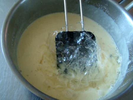 Squeeze the water from the gelatine
