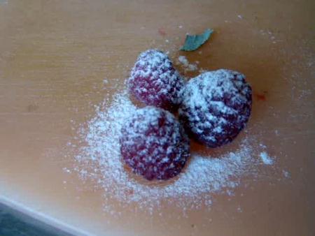 Powder three raspberries with