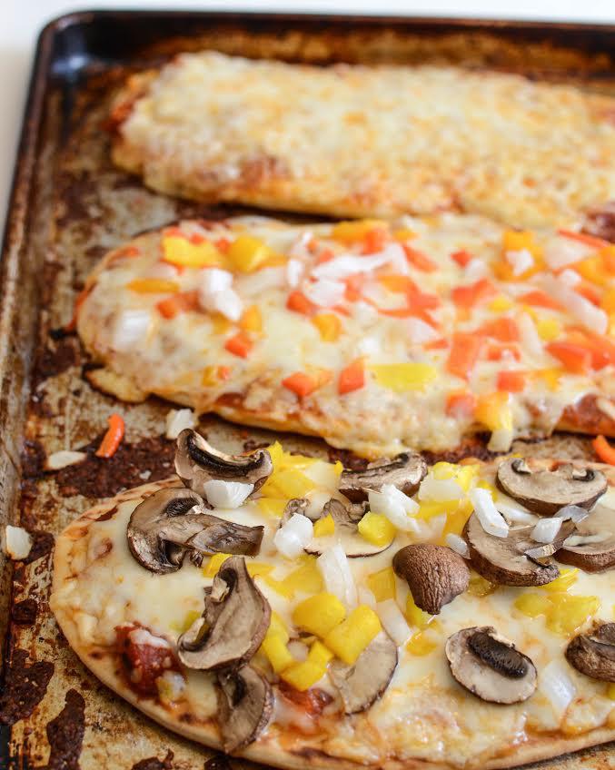 easy flatbread pizza: 3-4 flatbread 1 jar pasta sauce Mozzarella cheese Your favorite pizza toppings (peppers, onion, mushrooms, olives, meat) 1. Preheat the oven to 375 degrees.