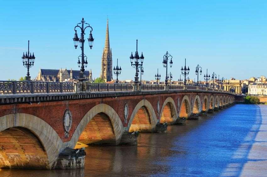 THE BEST OF BORDEAUX 7 DAYS/ 6 NIGHTS ARRIVAL IN : BORDEAUX DEPARTURE FROM : BORDEAUX Day 1 Arrival Afternoon arrival. Meet and greet by your chauffeur at the airport and transfer to Bordeaux centre.