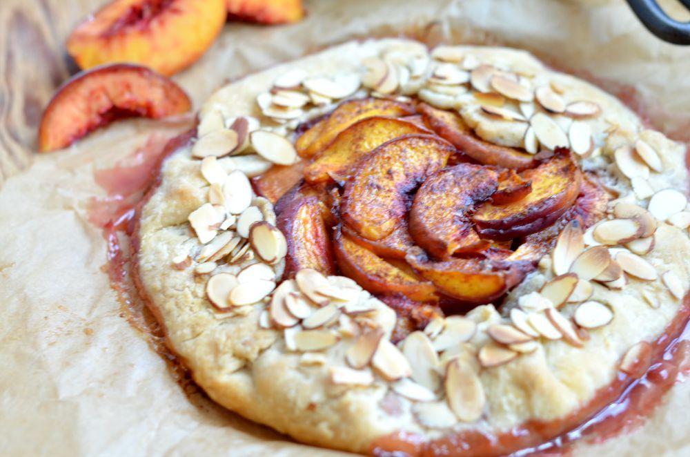 Ingredients 1 pie crust (homemade or store-bought) 4 peaches, sliced 2 tbsp brown sugar pinch of salt ¼ tsp cinnamon 1 tbsp melted butter ⅓ cup sliced almonds Instructions 1. Preheat oven to 400.