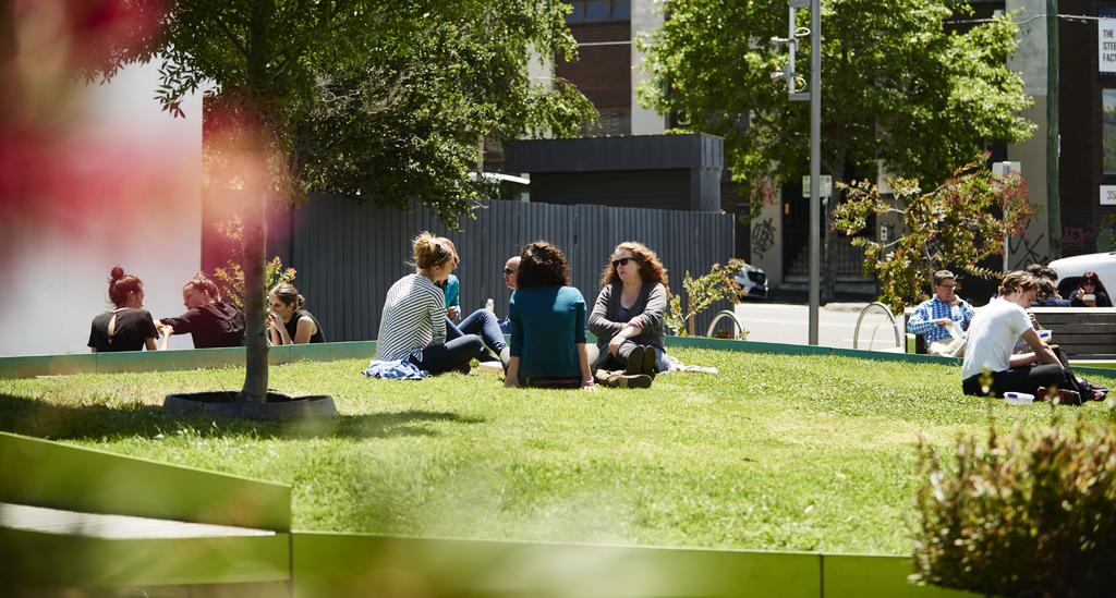 Discover Collingwood. 02 Inner-city living. Collingwood s green pockets, parks, gardens and cooperative growing spaces are its living heart (literally).