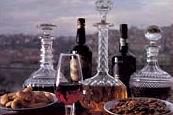 How do I enjoy Port with food? At the table, the elegance and complexity of Port Wine enables you to create a multiplicity of harmonies.