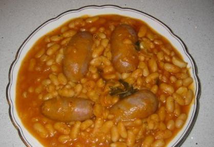 SALSICCE CON FAGIOLI ALL UCCELLETTO (Sausages with beans like little birds) This is a dish with many calories and suitable for cold winter evenings.