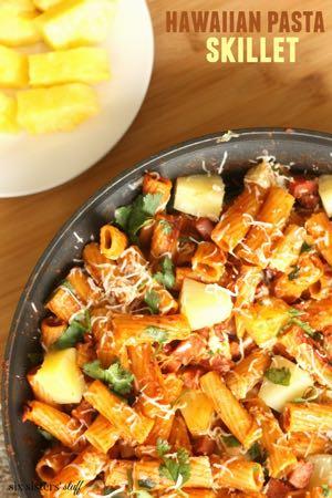 DAY 1 HAWAIIAN PASTA SKILLET M A I N D I S H Serves: 6 Prep Time: 15 Minutes Cook Time: 15 Minutes 1 Tablespoon olive oil 2 cups cubed ham 1 cup tomato sauce 1 cup chicken broth 1/2 teaspoon onion
