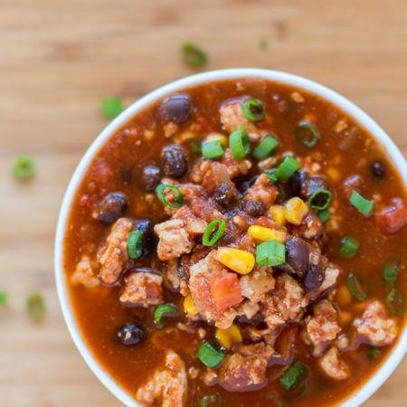Clean Eating Turkey Chili Recipe Ingredients: 2 lbs. 99% fat free ground turkey breast 1 large yellow onion diced 2 garlic cloves finely chopped 1 tablespoon olive oil 3 cups water 1 6 oz.