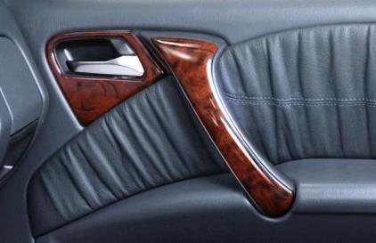 Wood/veneer inserts in interior parts (door trims);