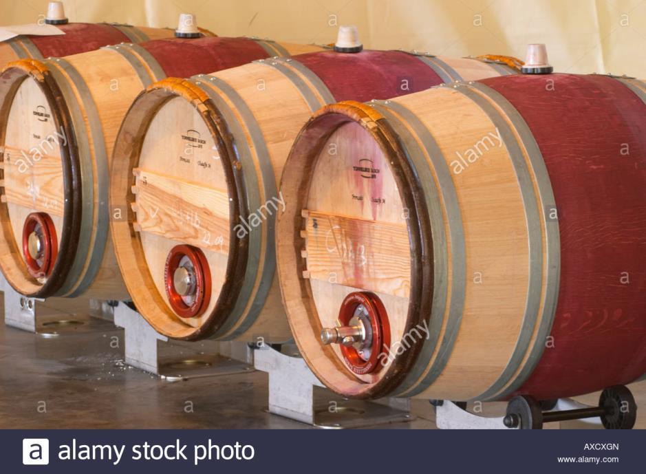 3. Eksperimentalni dio 3.1. Materijal 3.1.1. Uzorci vina Plavac mali PreraĊeno je ukupno 800 kg groţċa sorte Plavac mali (vinogorje Pelješac, berba 2014).