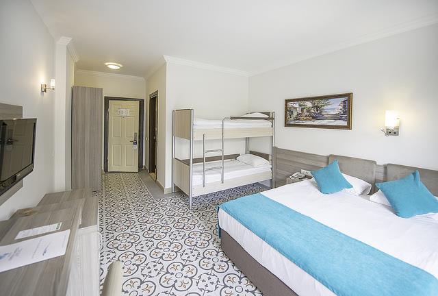 ROOMS JUNIOR TERRACE ROOM STANDARD BUNKBED ROOM LOCATION SPACE FEATURES Garden Block - Roof 24 m2 1 bedroom with 1 double bed, 1 large terrace and bathroom with WC.