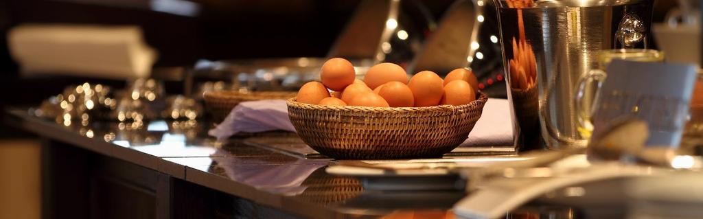 BREAKFAST BUFFET Start yur day with a delicius breakfast buffet, available Mnday thrugh Friday between 06.00 and 10.30h, and Saturday & Sunday between 07.00 and 11.00h.